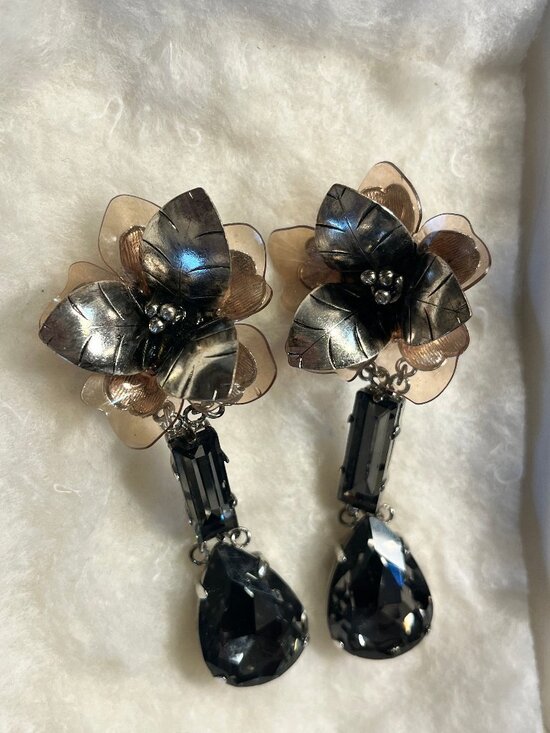 Tory Burch Floral Tear Drop Clip On Earrings - Picture 5 of 9